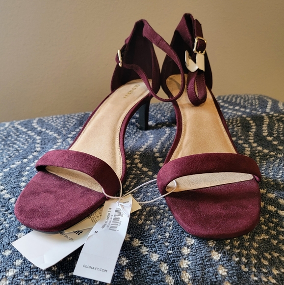 Old Navy Burgundy Faux Suede Kitten Heel Sandal. Size 9 - Picture 2 of 3